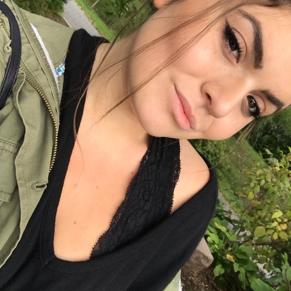 Meet your Posher, Gabby - Picture 3 of 5